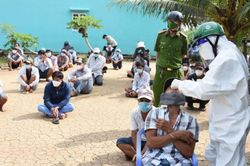 Đột kích sới đá gà 'khủng', trong đó phát hiện 1 con bạc dương tính với COVID-19
