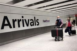 Lo ngại biến thể Omicron, nhiều khách đi công tác qua sân bay Heathrow hủy vé