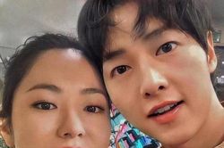 Khoảnh khắc 'ngọt lịm tim' của Song Joong Ki và Jeon Yeo Bin