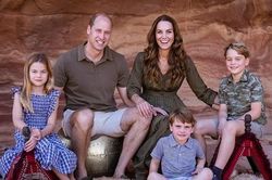 Nhà William - Kate lần đầu tiên đăng ảnh mừng Giáng sinh: Ai cũng nhận ra điều khác biệt!