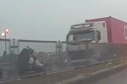 Hoảng hồn cảnh 2 cô gái phóng xe máy 'bạt mạng' ngược chiều trên cầu Thanh Trì
