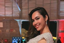 Á hậu Hoàng My diện váy lông vũ nóng bỏng đi xem Kim Duyên diễn bán kết Miss Universe