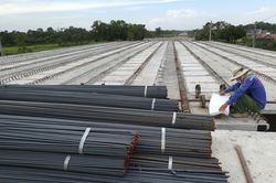 Giá vật liệu 'phi mã', nhà thầu xây dựng lo 'vỡ trận'