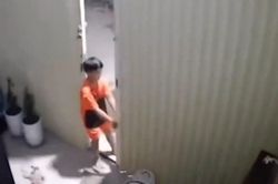 Pha đóng cửa hết sức cồng kềnh của cậu bé khiến ai nhìn cũng sốt ruột thay: Rồi bao giờ thì xong vậy?