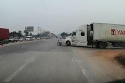 Thấy xe máy đang gặp nguy hiểm, tài xế xe con hét thất thanh khiến tất cả 'thót tim' dõi theo diễn biến