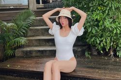 Lương Thùy Linh diện đồ tắm thơ ngây, khoe trọn đôi chân 1m22 đẹp phát hờn