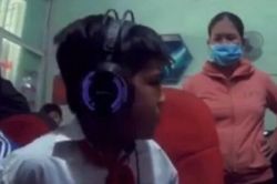 Đang mải chơi game thì được bạn nhắc 'quay sang trái', bé trai làm theo liền đứng hình khi nhìn thấy mẹ