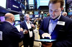 S&P 500 lập kỷ lục dù lạm phát Mỹ cao nhất gần 40 năm, giá dầu chốt tuần tăng mạnh nhất 4 tháng