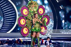 Nhiều hoa hậu vấp váy, Kim Duyên diễn tuyệt vời tại bán kết Miss Universe 2021