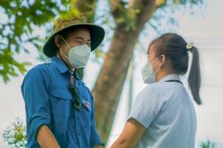 Bộ ảnh cưới đặc biệt của cặp đôi 9x cùng nhau đi tình nguyện chống dịch