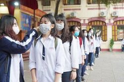 Sau 1 tuần mở cửa trường học, một quận ở Hà Nội dừng dạy học trực tiếp cho teen lớp 12
