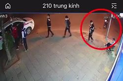 Đang cầm điện thoại đi trên vỉa hè Hà Nội, nam thanh niên bị cướp giật táo tợn chỉ trong chớp mắt