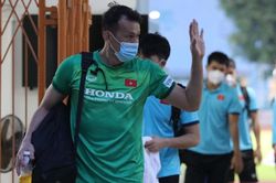 Thủ môn Tấn Trường phản ứng gì với Công Phượng sau trận Việt Nam thắng Malaysia?