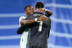 Real Madrid 2-0 Atletico: Courtois và Vinicius Jr rực sáng, Real Madrid xây chắc ngôi đầu