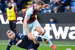 Ngoại hạng Anh: West Ham lỡ thời cơ, Leicester tạm hồi sinh