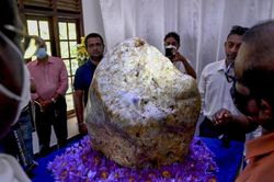Sri Lanka phát hiện khối đá sapphire xanh lam tự nhiên lớn nhất thế giới