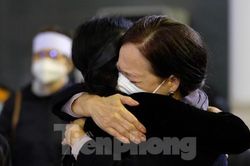 NSND Lê Khanh khóc nấc ôm vợ nhạc sĩ Phú Quang