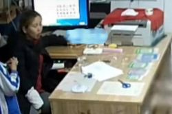 Tủi hờn vì thường xuyên bị bố mẹ trách mắng khi dạy học, cậu bé đưa ra yêu cầu làm người lớn... sửng sốt