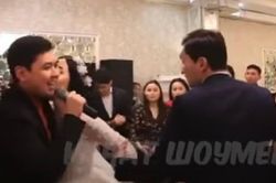Clip: Chú rể ôm eo tình tứ với người yêu cũ, cô dâu liền trả đũa ôm hôn nam MC ở đám cưới gây bão TikTok