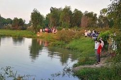 Công an điều tra vụ 2 bé tử vong dưới ao, bà nội mất tích