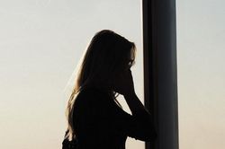 Bị bố mẹ gả cưới lấy 900 triệu đồng, bé gái 14 tuổi báo cảnh sát