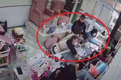 Đang làm đẹp, cô gái bất ngờ lên cơn co giật nhưng thái độ của mọi người xung quanh mới là điều gây chú ý