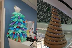 Loạt sáng kiến trang trí cây thông Noel kiểu 'có gì xài nấy' không đụng hàng