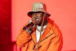 Rapper DaBaby bị ném rác vào người khi đang biểu diễn
