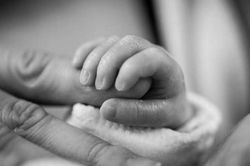 Ghen tị với em bé mới sinh, chị gái 5 tuổi làm điều ghê rợn
