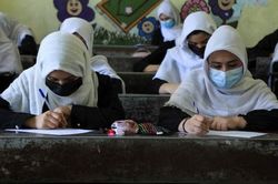 Afghanistan: Bị cấm đến trường, nữ sinh tự học tại nhà