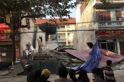 Vụ đào móng làm sập nhà ở Lào Cai: Xây đền nhà mới