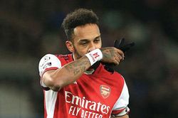 Aubameyang bị Arsenal tước băng đội trưởng, Lacazette có thể lên thay