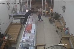 Cô gái vào tiệm vàng vờ thử dây chuyện rồi bỏ chạy, phản ứng bình tĩnh của người chủ gây ngỡ ngàng