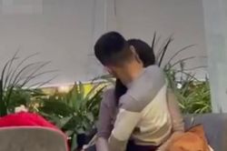 Cặp đôi bị chỉ trích vì âu yếm nhau ở quán cà phê, 'bàn tay hư' của chàng trai mới điều là gây sốc hơn cả