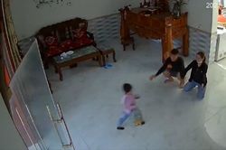 Đón con trai và con gái đi học về, bà mẹ gây tranh cãi khi tỏ ra đon đả với bé trai, dửng dưng với bé gái