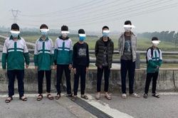 7 thiếu niên 'thi' ném đá vào ô tô trên đường cao tốc
