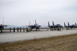 Mỹ triển khai máy bay chiến đấu F-15 gần biên giới Nga