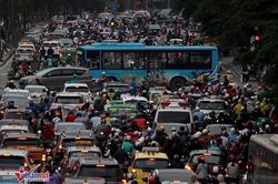 Cấm xe máy, dân chuyển sang đi ô tô, giao thông Hà Nội càng thêm tắc
