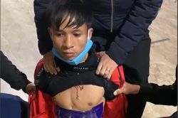 Kiểm tra hành chính đôi nam nữ, phát hiện người đàn ông giấu ma túy quanh bụng