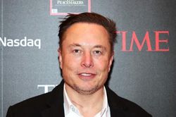 Elon Musk nói Jeff Bezos nên dành 'ít thời gian trong bồn nước nóng' để 'làm việc chăm chỉ hơn'