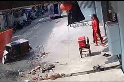 Clip: Chỉ một hành động bất cẩn của tài xế mà cả xe hàng rong đổ bể chỉ trong tích tắc