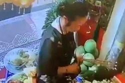 Clip: Người phụ nữ đến chùa cúng bái, 'bàn tay hư' lại táy máy vào khay đồ lễ khiến ai cũng ngán ngẩm