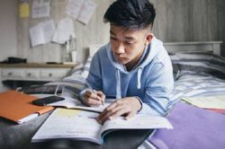 Lo học sinh thui chột khả năng tư duy, Trung Quốc gỡ ứng dụng giải bài tập