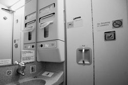 Vì sao trên máy bay cấm hút thuốc nhưng vẫn có gạt tàn?