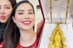 Mẹ đẻ Hoa hậu Phạm Hương trên đất Mỹ: U60 trẻ đẹp, được con gái tặng dây chuyền vàng giá trị lớn