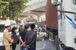 Hà Nội: Xe đầu kéo chuyển hướng va chạm với xe máy, một người phụ nữ tử vong