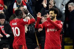 Đả bại Newcastle, Liverpool bám sát Man City