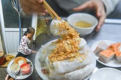 Quán bánh cuốn Hà Nội trong ngõ sâu hun hút: 34 năm 'vô danh', chỉ mở lúc nửa đêm