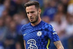 Fan Chelsea thi nhau 'ném đá' tội đồ sau trận hòa Everton
