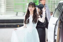 IU suốt 13 năm chưa một lần bị chê gu thời trang nhờ stylist, chỉ riêng tự phối đồ mới thành thảm họa